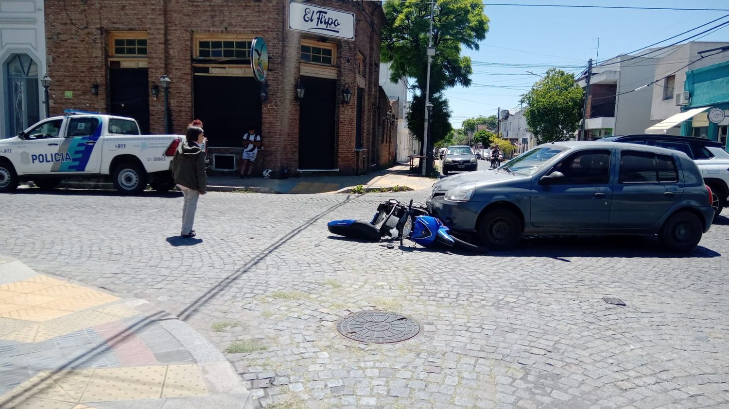 Una joven fue hospitalizada tras un choque entre un auto y una moto