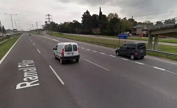 Discutió con su novia y la tiró del auto en la Panamericana