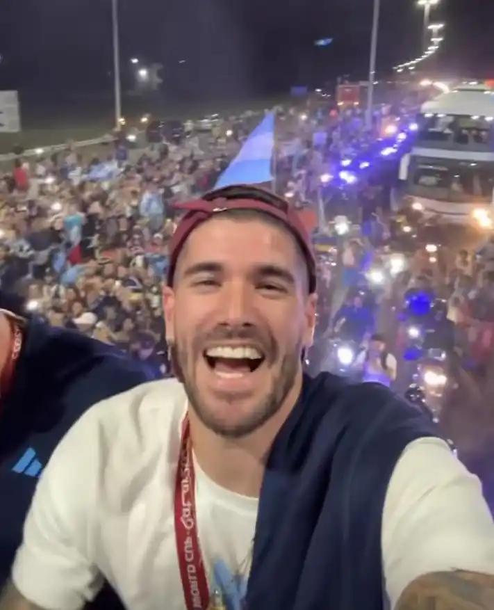 Miles de hinchas acompañaron a la Scaloneta hasta el predio de la AFA