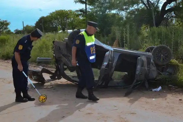 Un auto volcó en calle Tropas y una mujer fue operada en el hospital