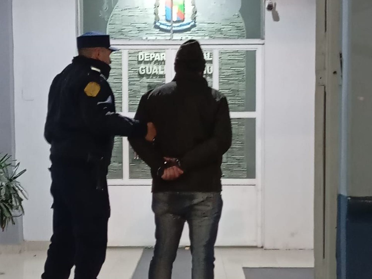 Detuvieron a un ladrón que quería llevarse la ropa que estaba colgada en el patio de una vivienda