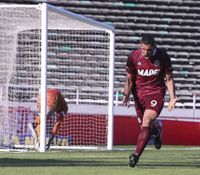 En Mar del Plata, Lanús ganó y volvió a la cima