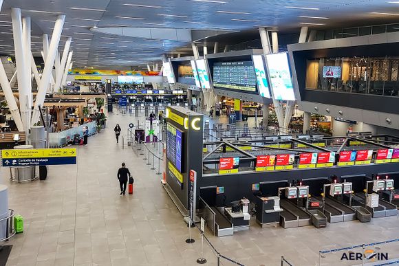 Intrusión en aeropuerto de Santiago: brasileño quiso subir a un avión y fue internado tras audiencia judicial