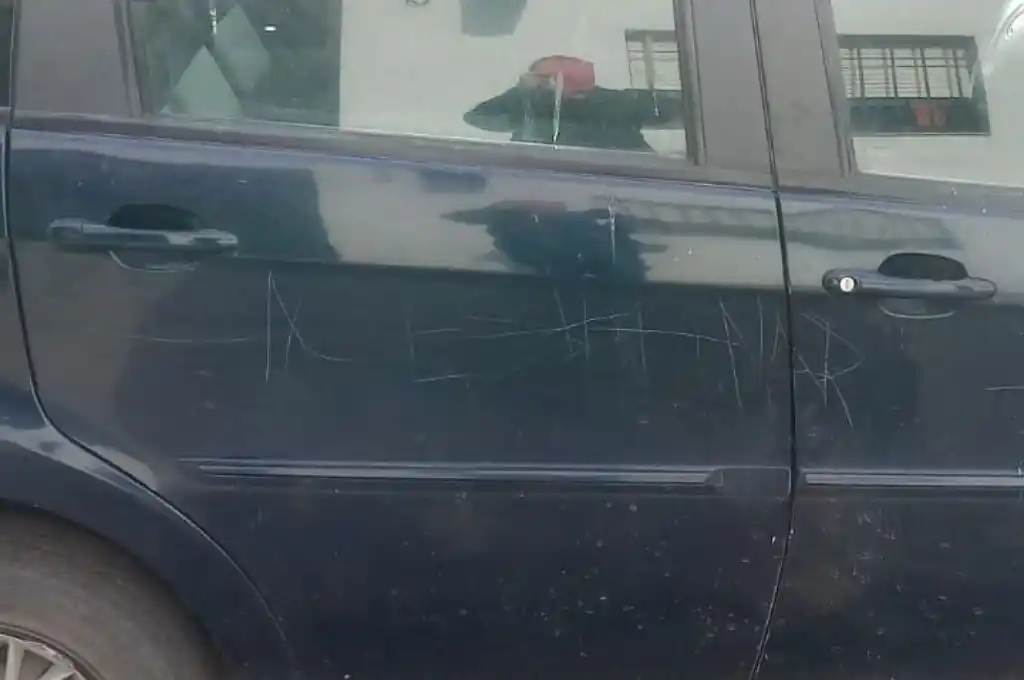 Relatos Salvajes en Firmat: Le rayó el auto con el mensaje "No Estacionar"