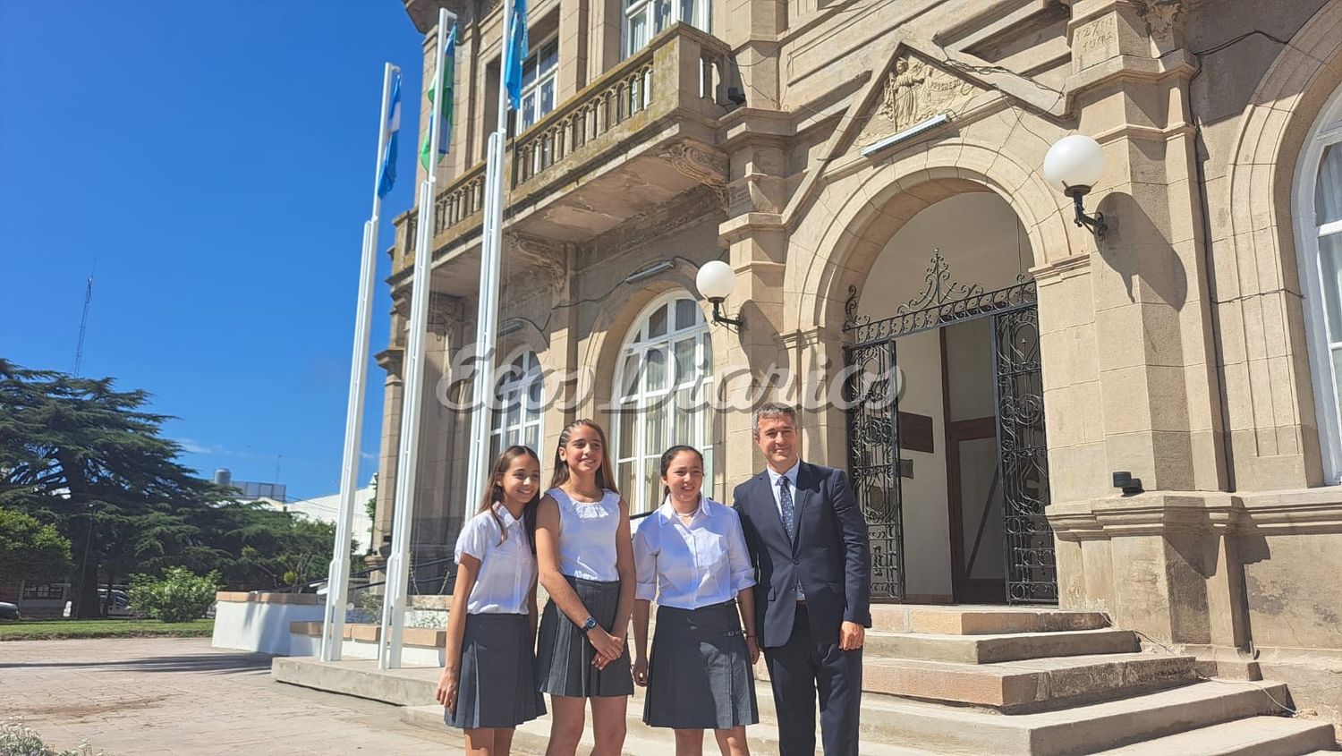 Pablo Barrena y las creadoras de la Bandera.
