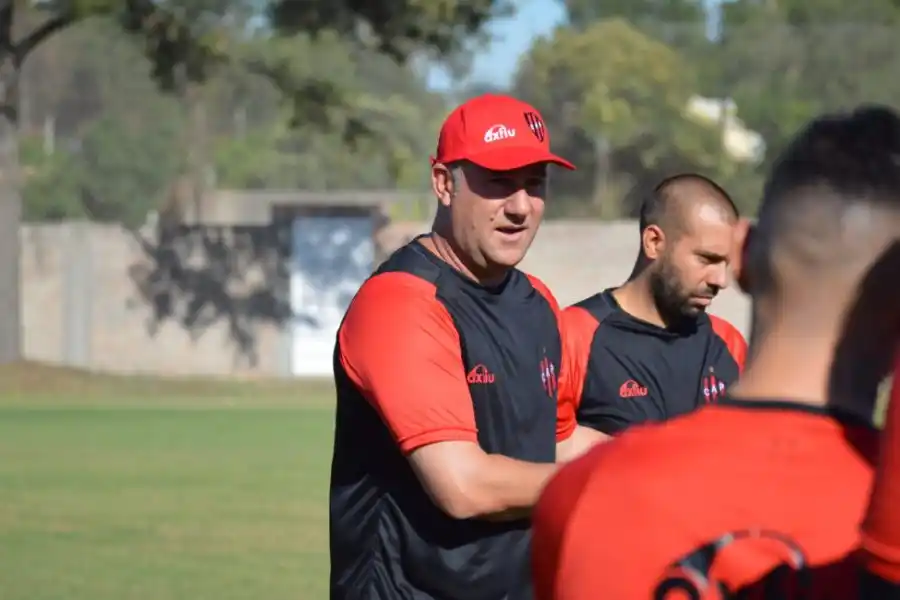 Walter Otta dejó de ser el técnico de Patronato tras la goleada sufrida en Perú