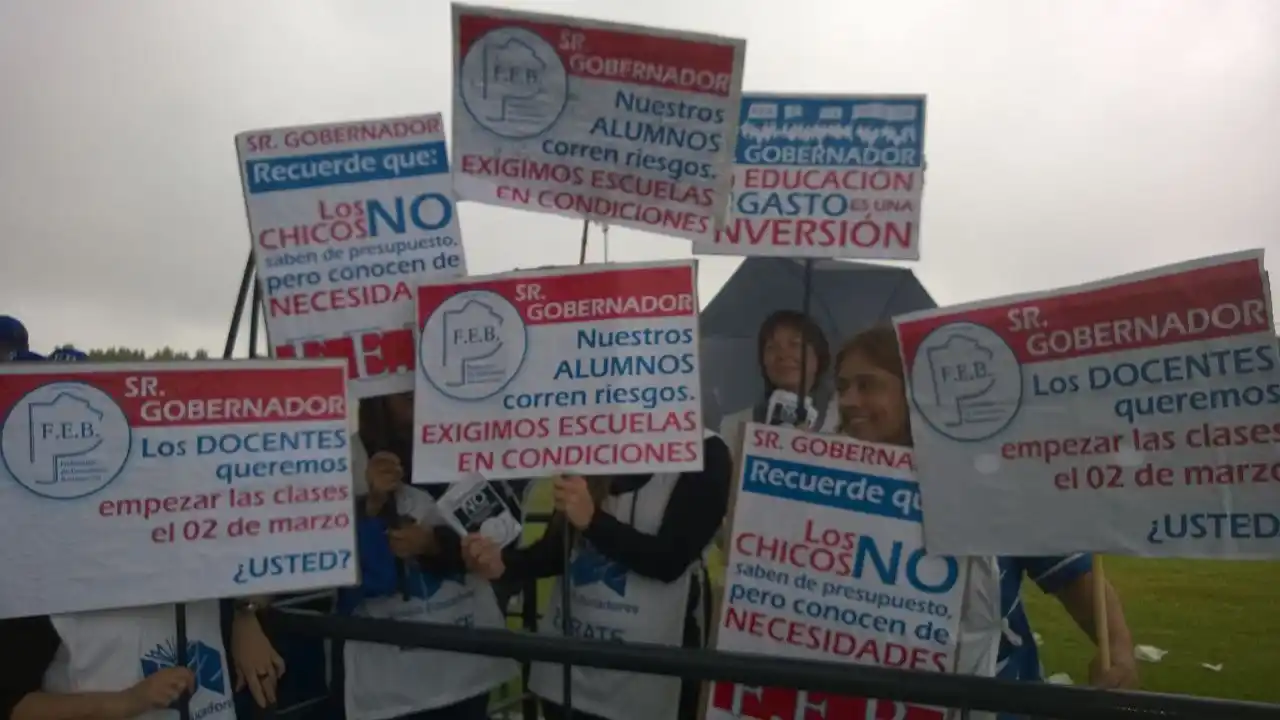 Docentes reclamaron reapertura de paritarias en distintos puntos de la Provincia
