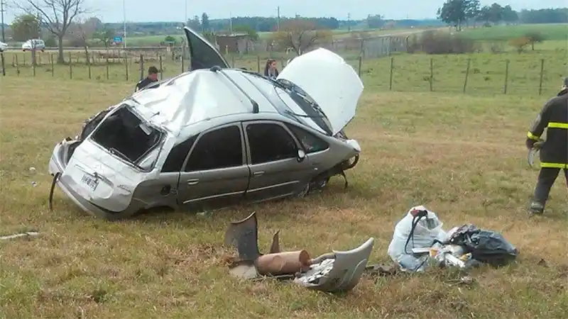 Autovía 14: Un auto terminó destruido tras un impresionante vuelco