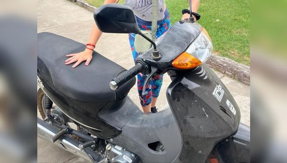 Bajó "dos segundos" a la casa de su novia y le robaron la moto