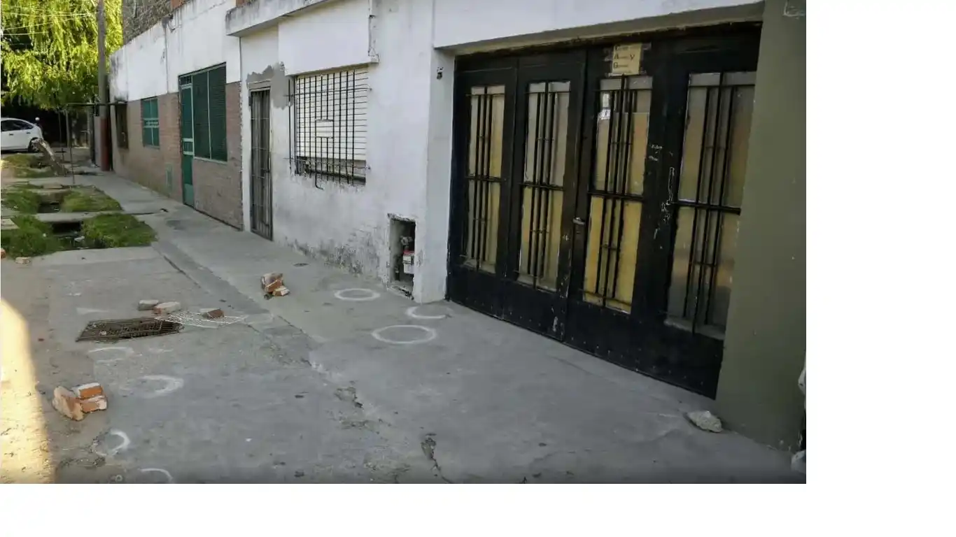 Murieron dos personas y una niña se encuentra en grave estado tras un ataque a tiros 