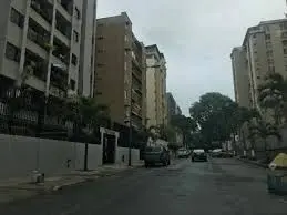A PUÑALADAS joven de 23 años es asesinada por su novio en apartamento en La California