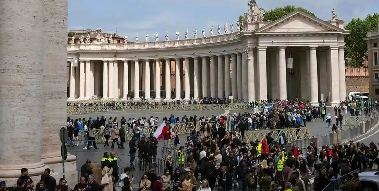 Largas colas en el Vaticano, debido a la cantidad de fieles que se acerca a despedir al papa argentino.