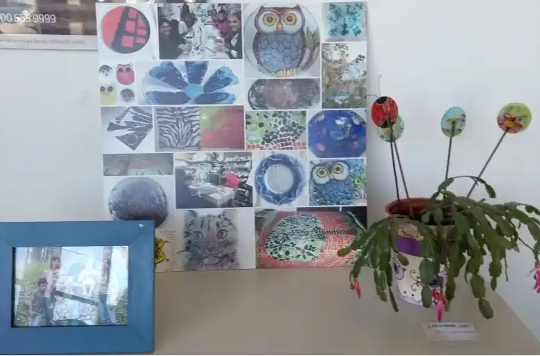 Se inaugura una muestra de pintura y objetos en vitrofusión 