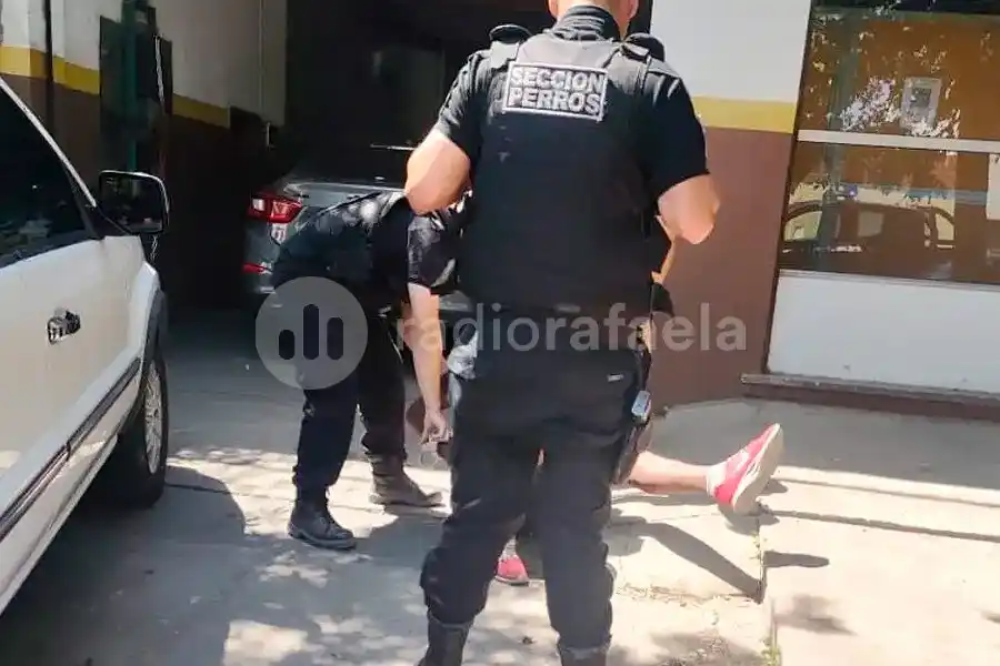 Como el que toca timbre: quiso robar una moto, pero se le cayó la billetera y lo descubrieron