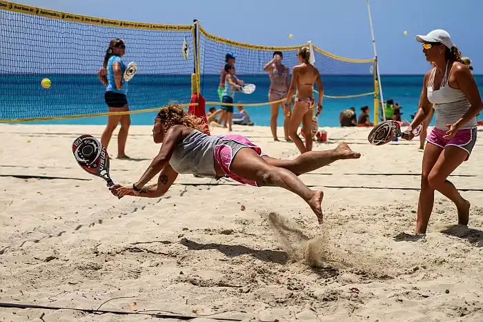 El beach tenis comenzará su circuito en Mar del Plata