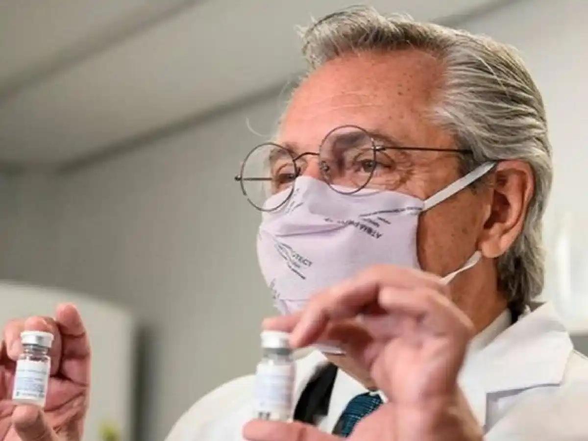 Vacunación: aprueban compra de 20 millones de carnets