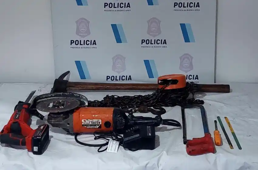 Atrapan a tres hombres que robaban cables de fibra óptica