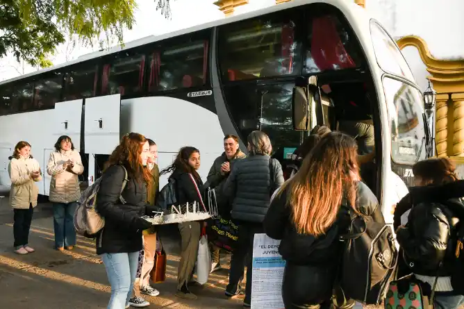Jóvenes de Chascomús en la Feria de Ciencias Regional en Pila