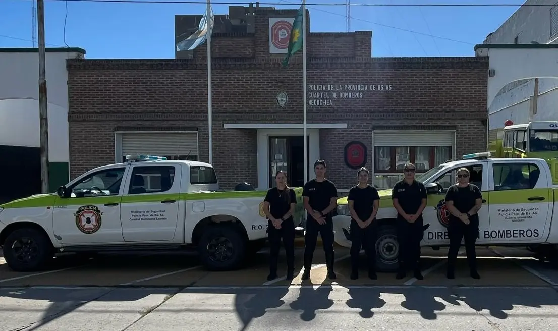 Los bomberos que viajaron hacia Bahía Blanca, en el Cuartel de Necochea