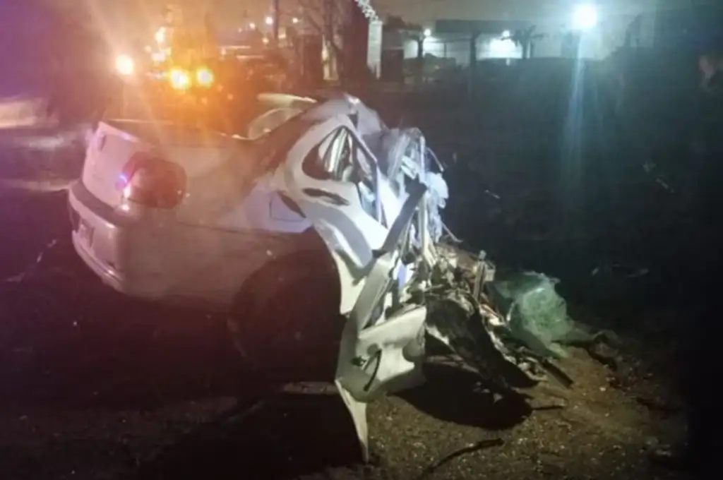 Así quedó el Fiat Siena tras el accidente. Así quedó el colectivo de la empresa El Porvenir.