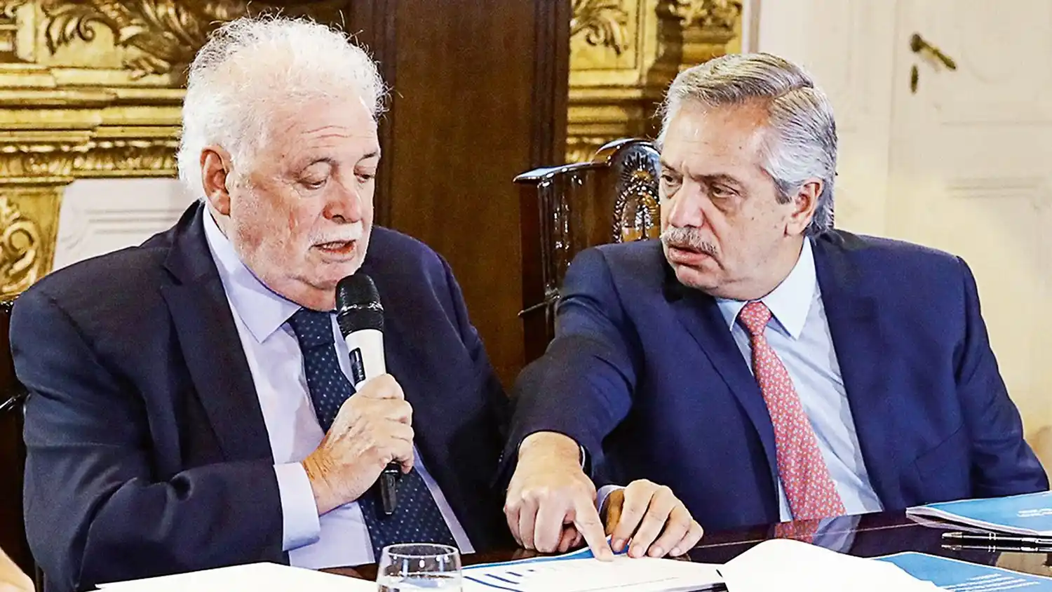 "Algunos dicen que no tenemos vacunas para todos pero eso es mentira", aseguró Ginés González García
