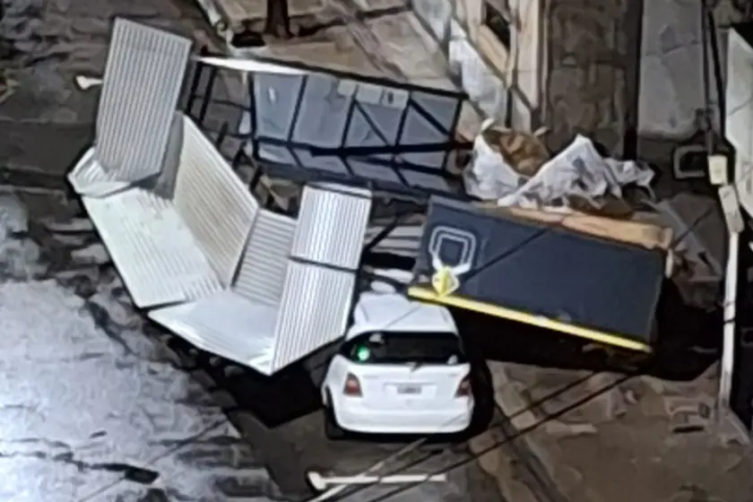 Temporal en Rosario: un auto quedó aplastado por las chapas de una construcción en el centro.