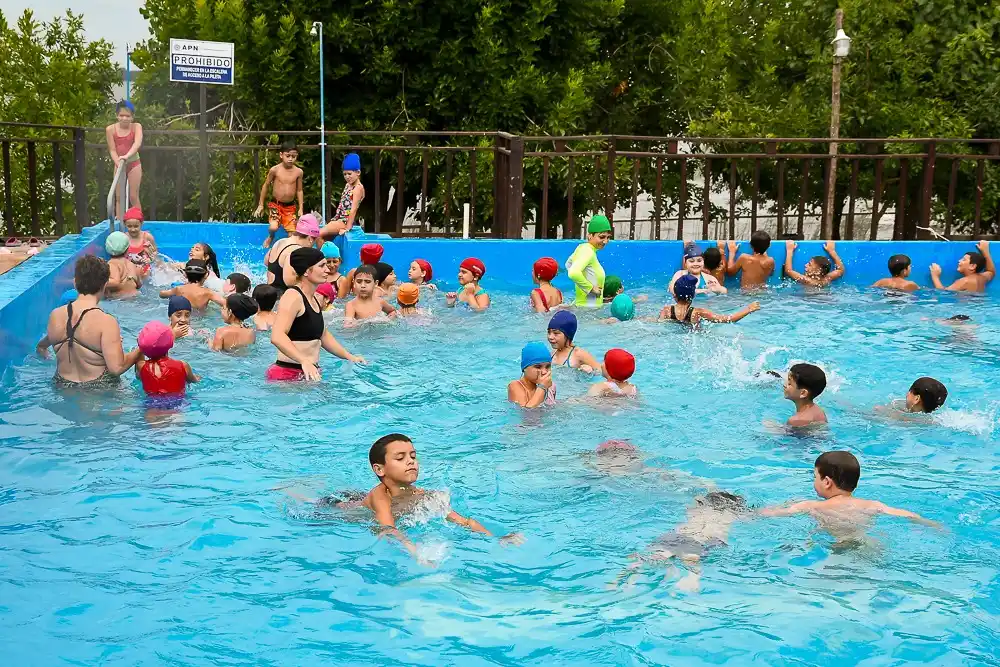 La Municipalidad refuerza las Escuelas Abiertas en Verano con traslados, acceso a piletas y talleres integrales