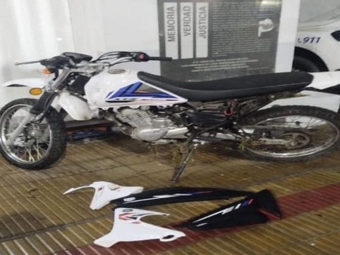 Un menor de edad intentó huir tras robar una moto, pero fue detenido