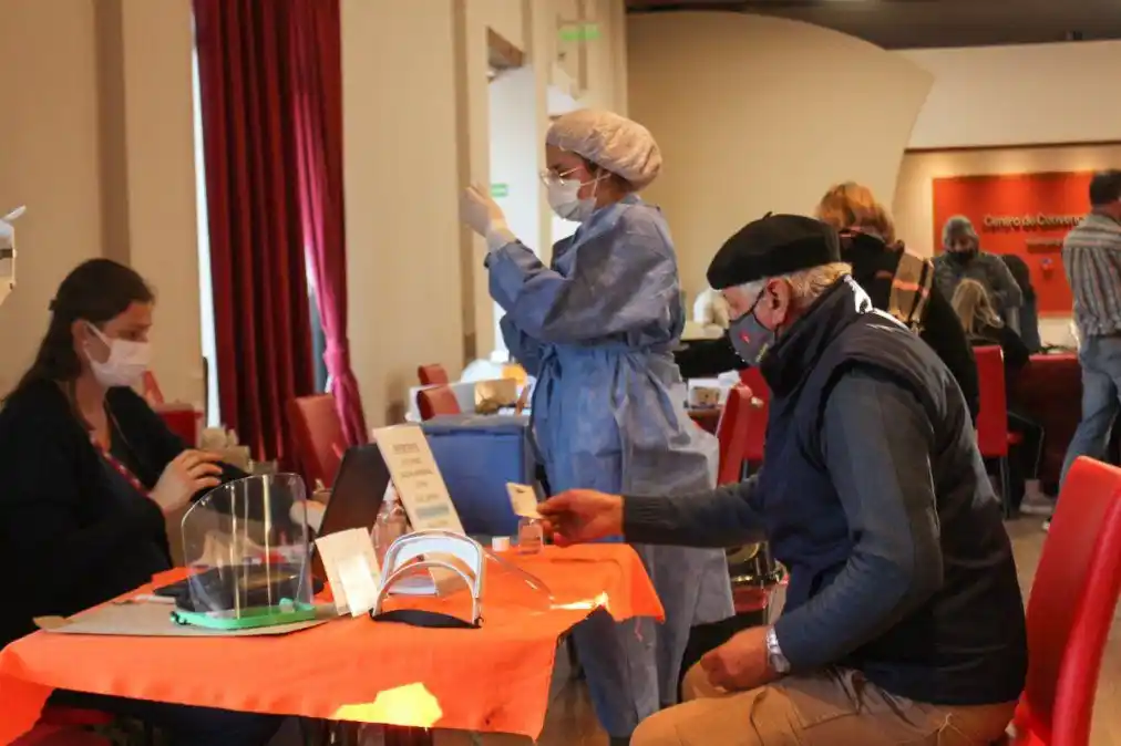 Expertos de la OMS y la FDA opinaron sobre la tercera dosis contra el Covid 