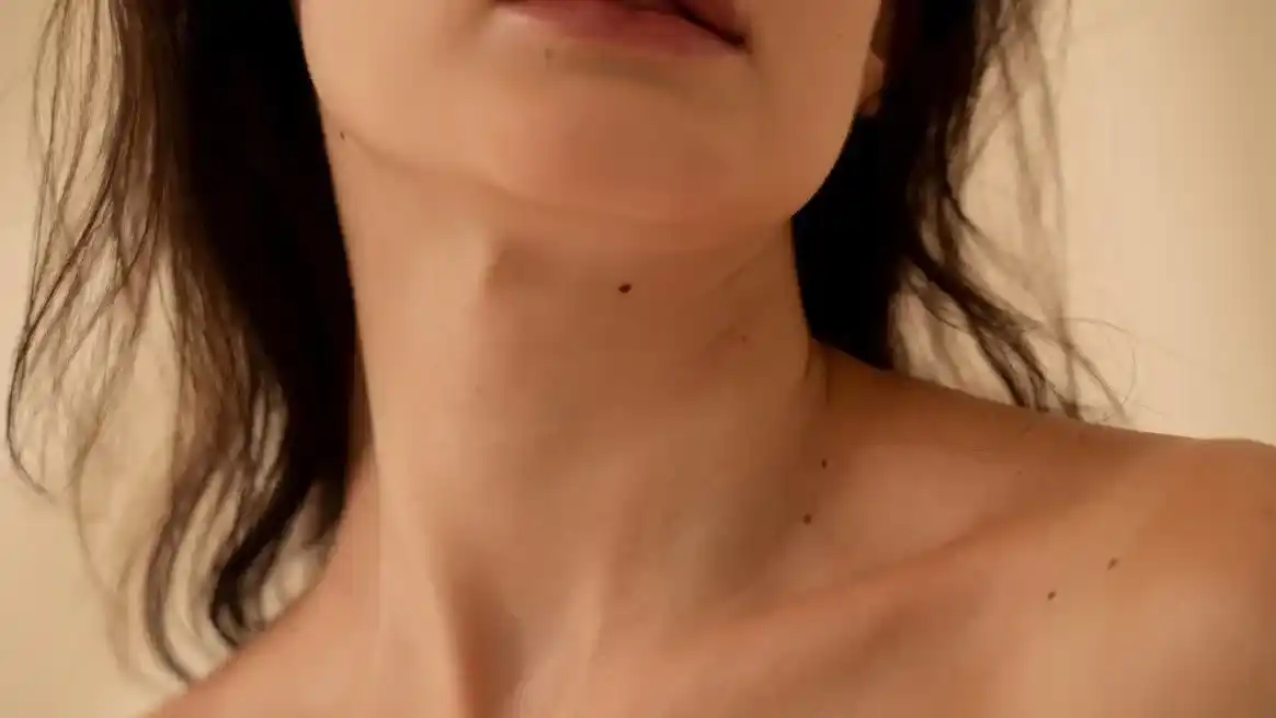 Cada lunar es leído como una huella energética que el alma conserva a lo largo de las encarnaciones.