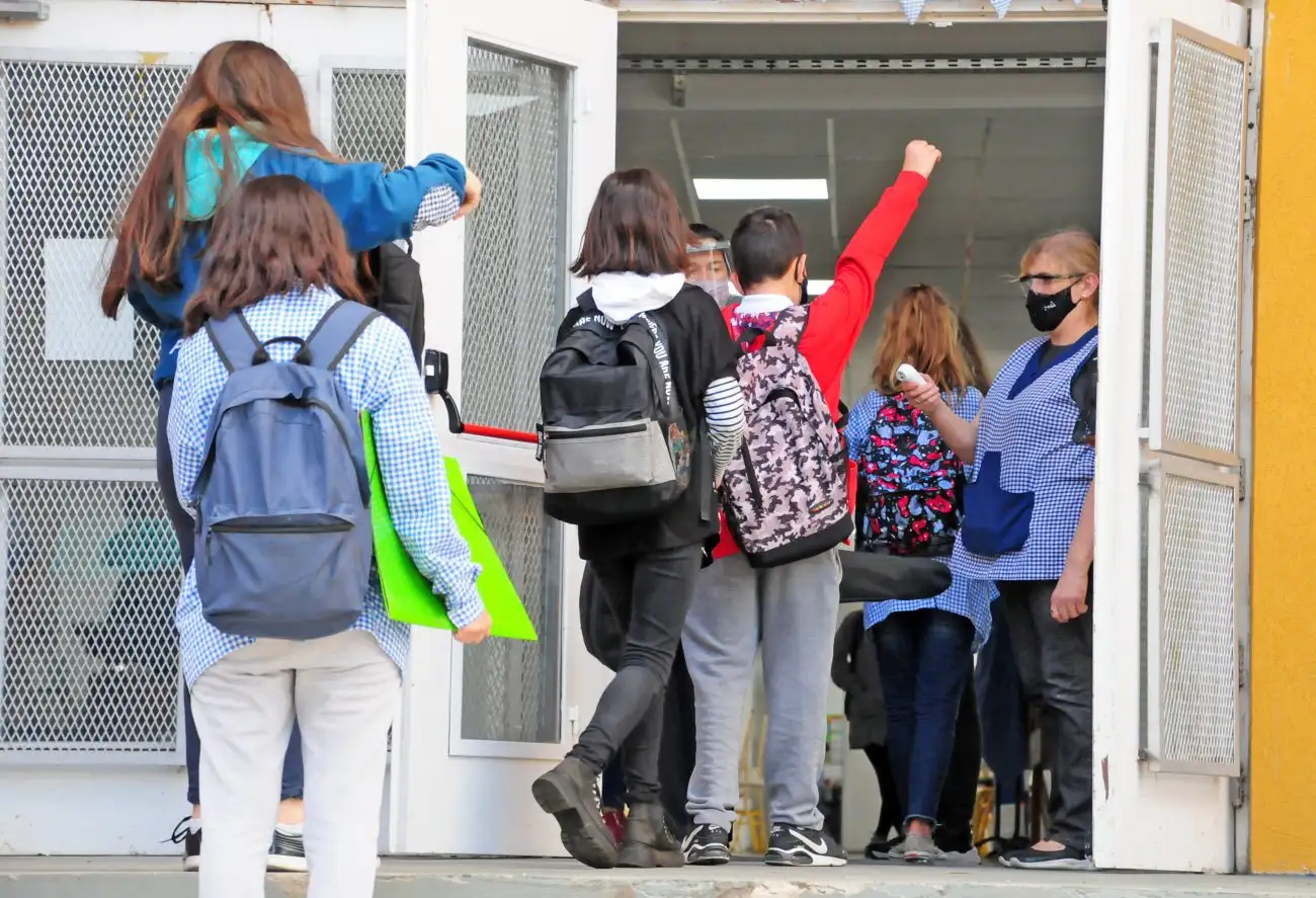 A pesar del frío, recuerdan que se debe dar clases con ventanas y puertas abiertas