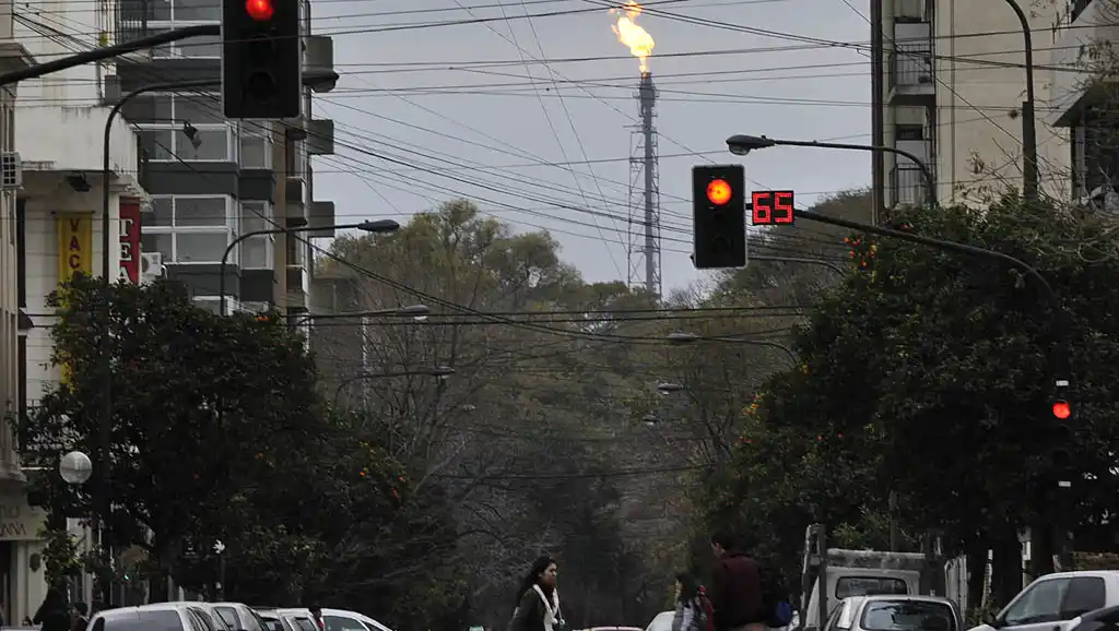 Pánico por una llamarada en la refinería de YPF en Ensenada 