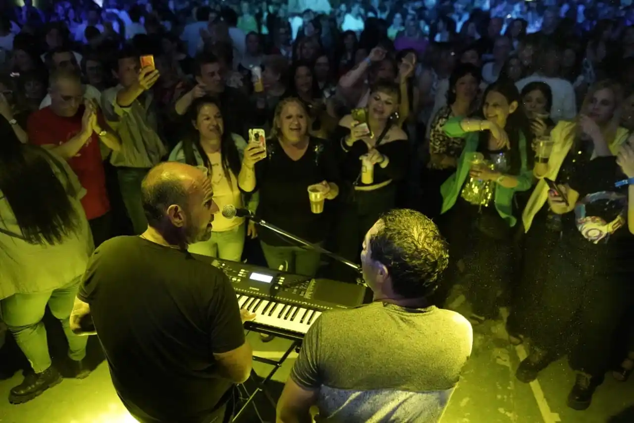 Un Intendente a pura cumbia: En Baradero, Sanzio tocó para los municipales y sus funcionarios fueron camareros