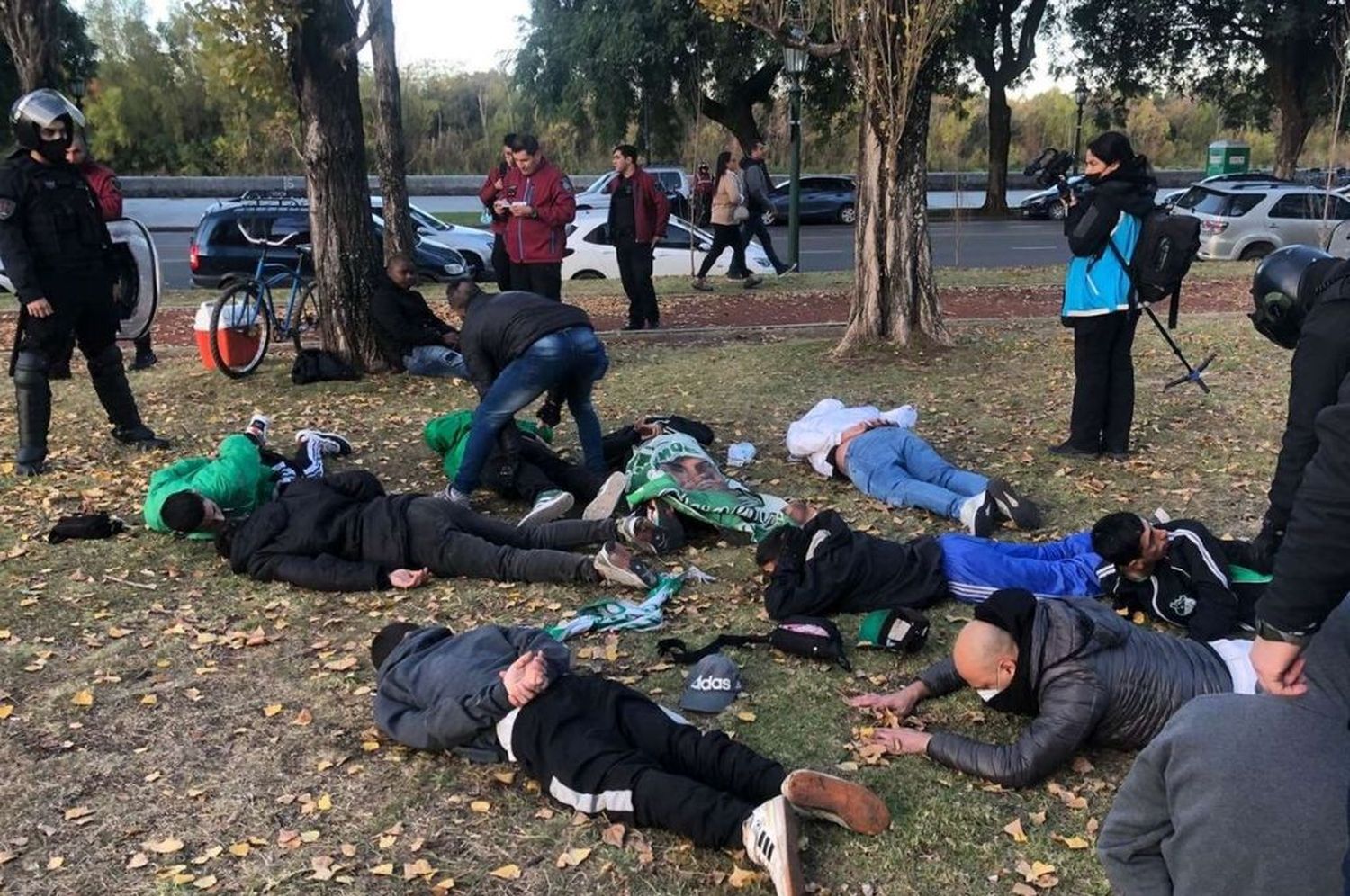 Detienen a 50 hinchas de Deportivo Cali con cuchillos, navajas y facas en Puerto Madero