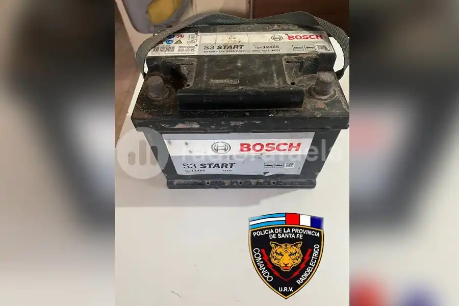 Lo atraparon con una batería en una bolsa y dijo que era de un amigo, pero no era cierto