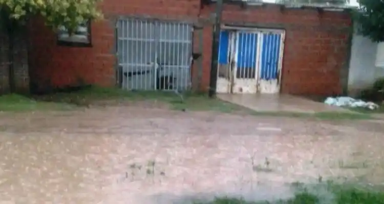 Por la lluvia, calles anegadas en San Pedro