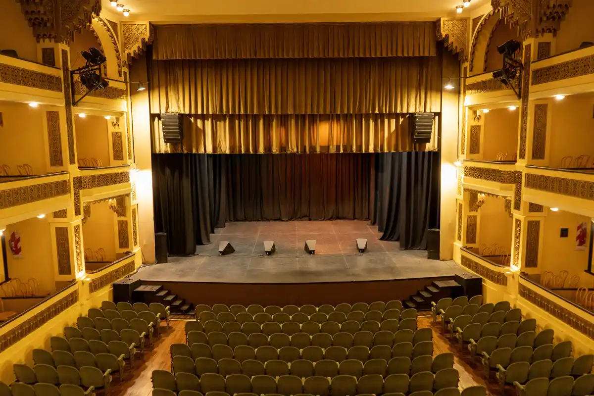 Laquearon el piso de la sala y renovaron las patas del escenario, tras 20 años.