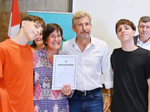 Docentes reciben las escrituras de sus viviendas