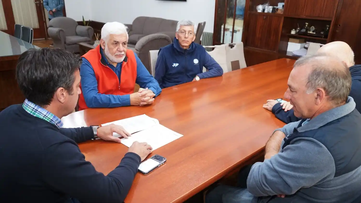 Reunión. El Intendente junto a los profesionales del INTA