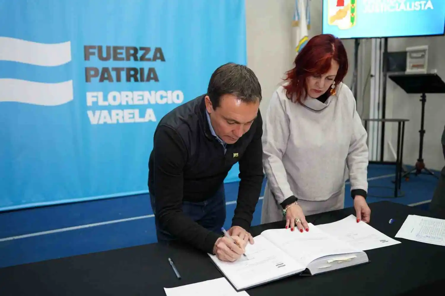 Watson firmando la aceptación de la candidatura
