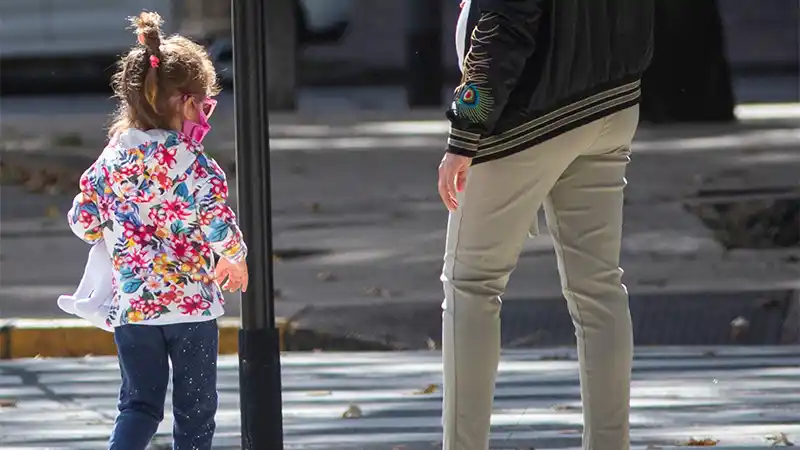 Autorizaron que los niños puedan salir a hacer las compras con sus padres