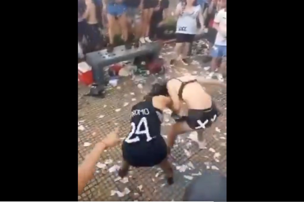 Alumnas a las piñas