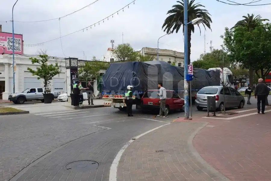 Corte en pleno centro, mano hacia el este, por un accidente entre un camión y un auto