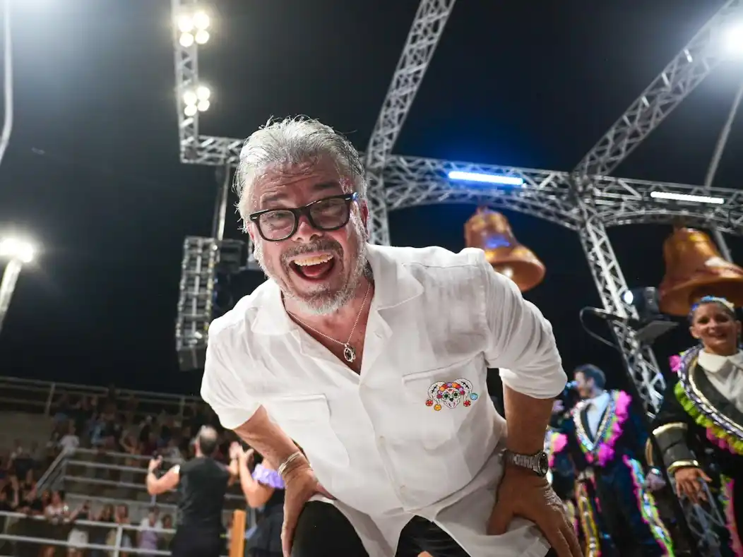 El chef Donato de Santis desfiló en la carroza de los músicos de Papelitos