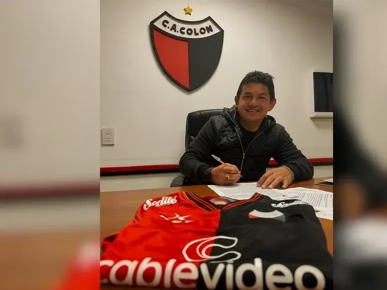 La "Pulga" Rodríguez firmó por 18 meses con el Sabalero. Foto:Colón.