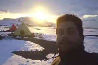 Antártida: un geólogo argentino sobrevivió a una tormenta cavando cuevas en la nieve