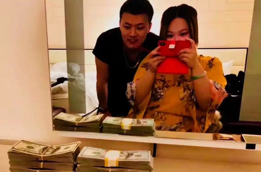 Usó a su novia como amuleto de la suerte, ganó en el casino y no dividió el premio