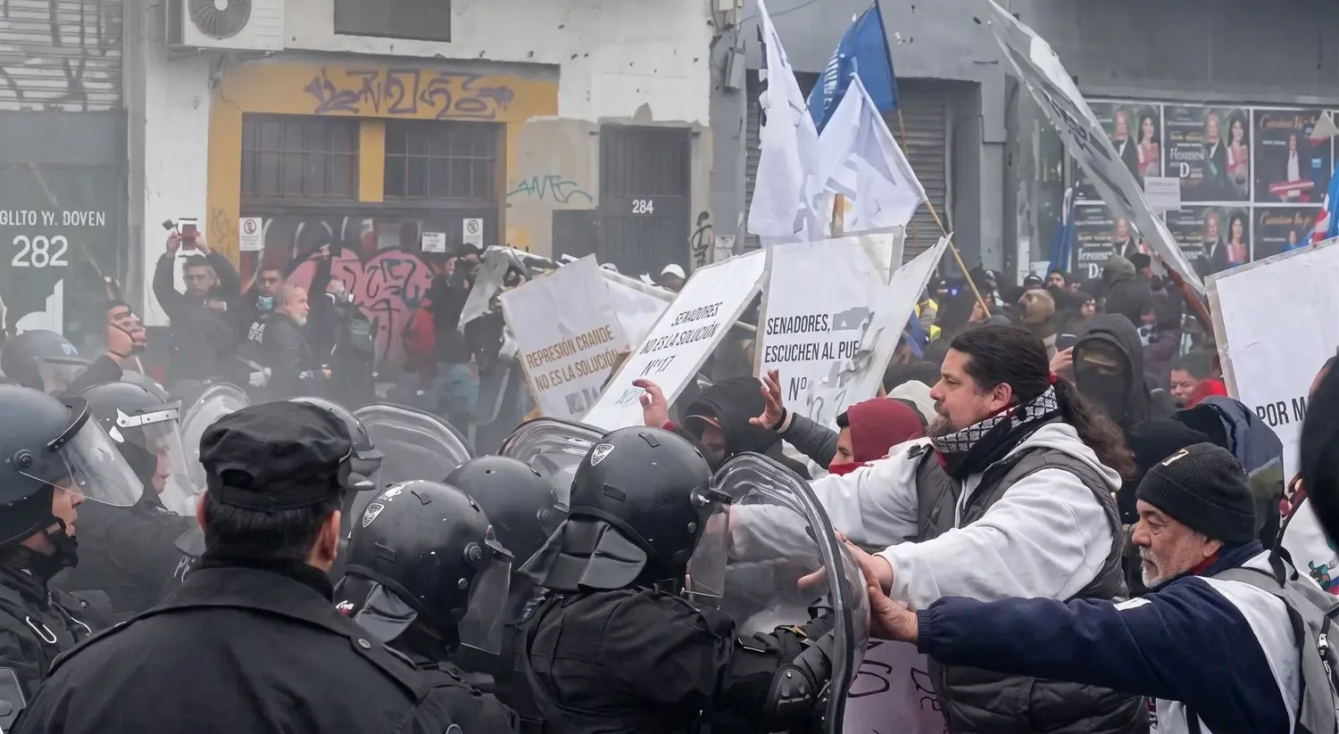 Caos en los accesos a la Ciudad de Buenos Aires: incidentes en Puente Pueyrredón y cortes en otros puntos del Conurbano