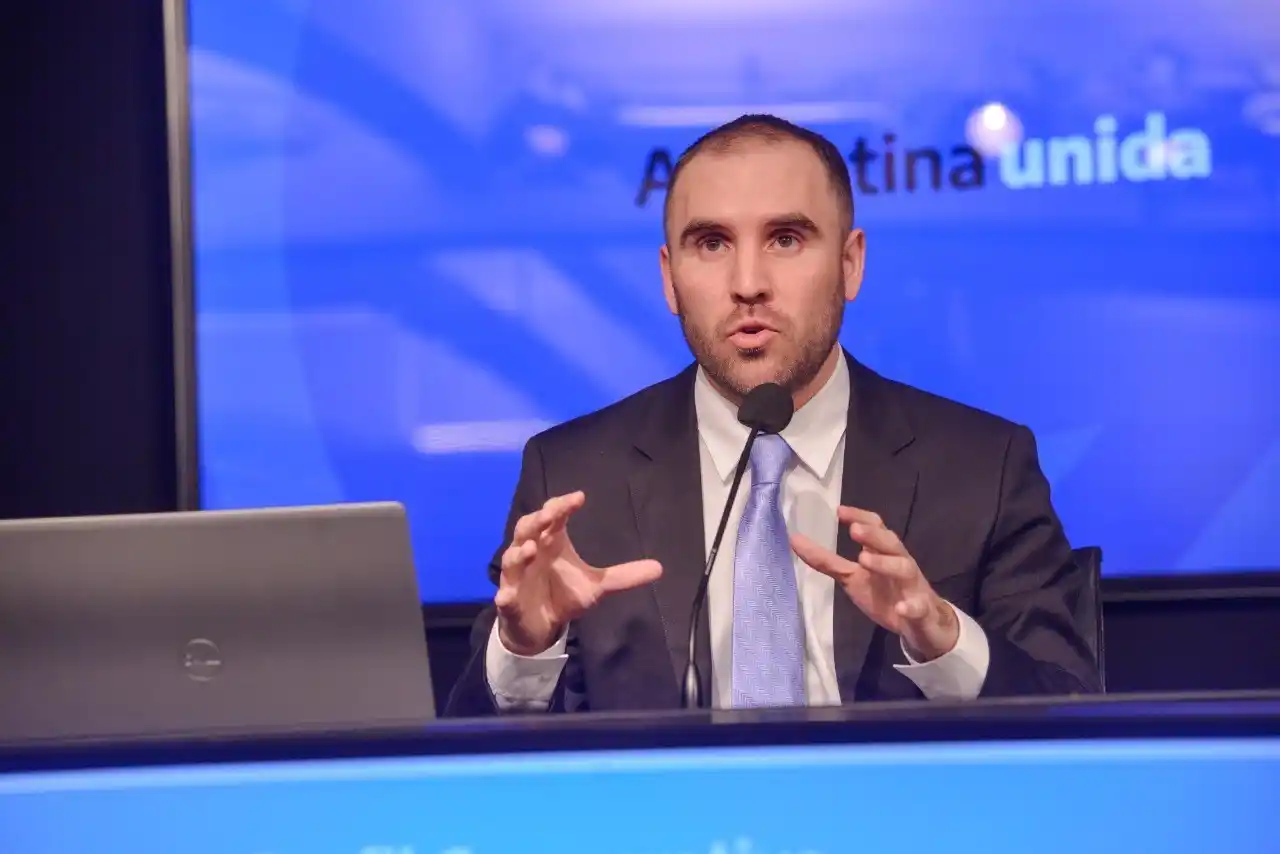 Guzmán se abre paso a los codazos y trata de domar al dólar