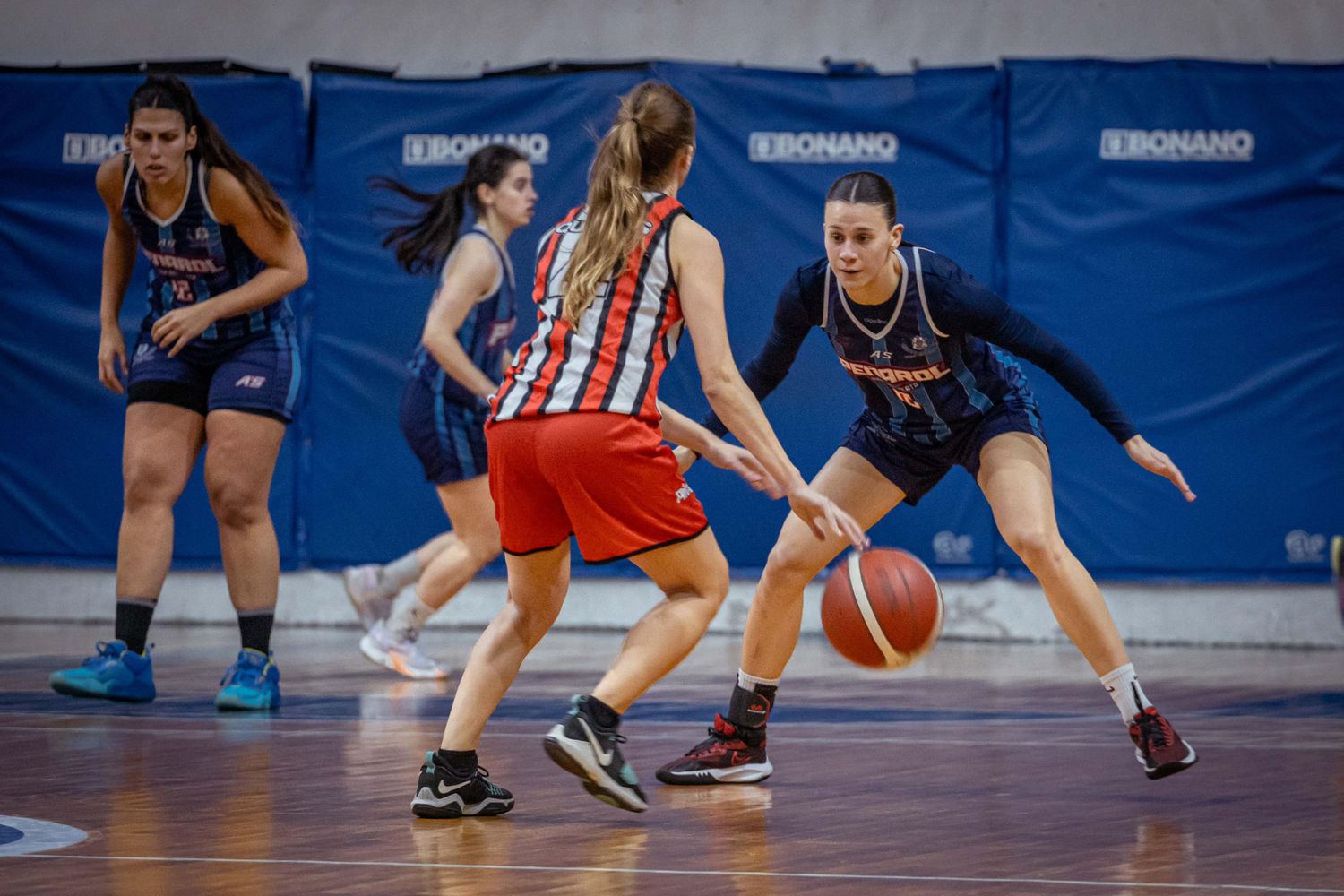 Peñarol se puso en ventaja en la final femenina